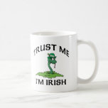 Confíe en que yo es regalo irlandés taza