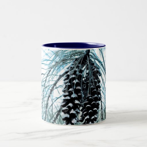 Conos del pino del invierno taza