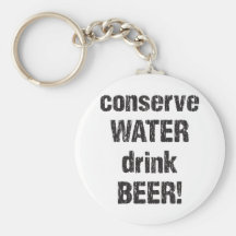 ¡Conserve el agua, cerveza de la bebida! Llaveros