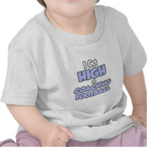 Consigo alto en fútbol que entrena camisetas