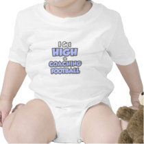 Consigo alto en fútbol que entrena camisetas