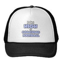 Consigo alto en fútbol que entrena gorras