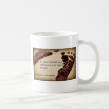 Construya a un niño tazas de café