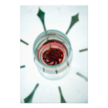 Copa de vino con los pétalos de la flor dentro impresión fotográfica