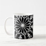 Copo de nieve en la taza de café del negro buenas 