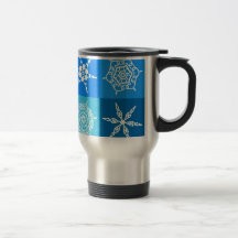 Copos de nieve blancos en cajas azules tazas de café
