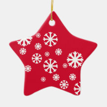 Copos de nieve contra un fondo rojo de la estrella ornamento para arbol de navidad