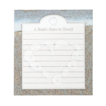 Corazón de cáscaras en la libreta de las novias de libretas para notas