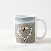 Corazón de la playa en diseño romántico de los Sea Tazas