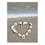 Corazón de la playa en Seashells Tarjeta Postal