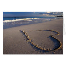 Corazón dibujado en la playa felicitaciones