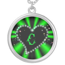 Corazón en c verde con letra negro pendiente