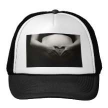Corazón en una panza embarazada gorras