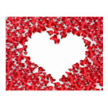Corazón hecho de pétalos color de rosa tarjetas postales