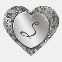 Corazón inicial del monograma en el pegatina de la