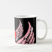 Corazón rojo con alas rosa taza