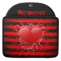 Corazón rojo del emo punky gótico con las rayas ne fundas macbook pro
