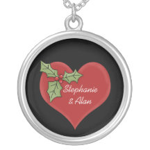 Corazón rojo y collar verde del acebo