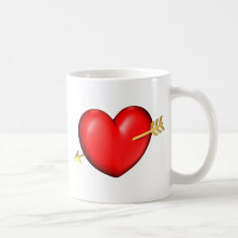 Corazón rojo y rechoncho con la flecha de oro taza de café