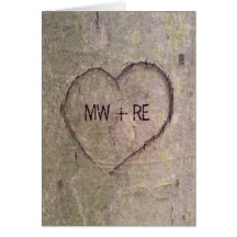 Corazón tallado en una tarjeta del día de San Vale