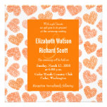 Corazones anaranjados que casan la invitación