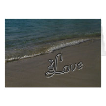 Corazones del amor en la tarjeta de la playa