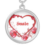 Corazones del amor rojos con la opción del nombre collares