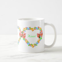 Corazones del caramelo y taza rosada de los gerani