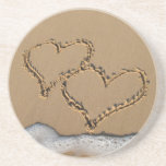 Corazones en los prácticos de costa de la arena posavasos diseño