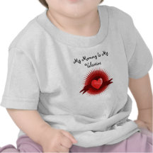 Corazones rojos con los rayos camiseta