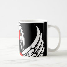 Corazones rojos cons alas blanco taza