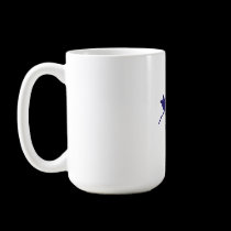 Corazones rojos y taza azul de las flores tazas
