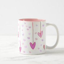 Corazones rosados que cuelgan taza