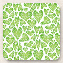 Corazones verdes en blanco posavaso
