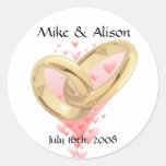 Corazones y anillos de oro rosados que casan a los