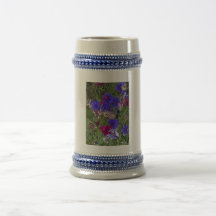 Cornflowers en el salvaje tazas
