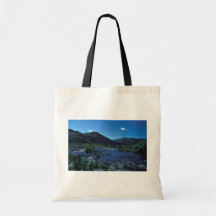Corriente y montañas del Kodiak en verano Bolsas De Mano