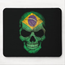 Cráneo brasileño de la bandera en negro alfombrillas de ratones