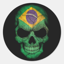 Cráneo brasileño de la bandera en negro etiqueta redonda