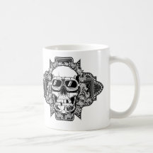 Cráneo con los vidrios tazas de café