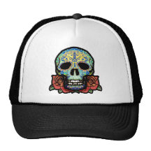 Cráneo del azúcar con los rosas gorros bordados