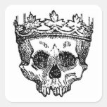 Cráneo del pirata con la corona calcomanía cuadrada