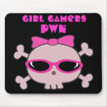 Cráneo del pwn de los videojugadores del chica con alfombrillas de raton