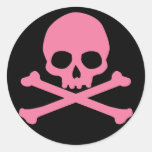 Cráneo rosado simple y bandera pirata pegatina redonda