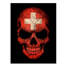 Cráneo suizo de la bandera en negro tarjetas postales
