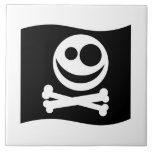 Cráneo y bandera de la bandera pirata. Blanco y ne Azulejos Cerámicos