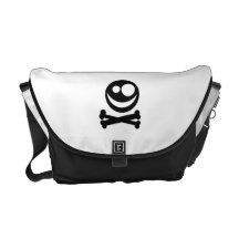 Cráneo y bandera pirata. Blanco y negro. Bolsa De Mensajeria
