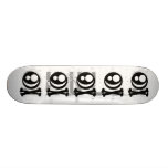 Cráneo y bandera pirata. Blanco y negro. Patinetas Personalizadas