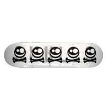 Cráneo y bandera pirata. Blanco y negro. Patinetas Personalizadas