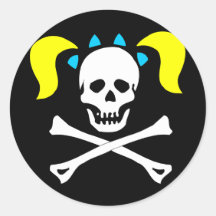 Cráneo y bandera pirata con las coletas etiquetas  